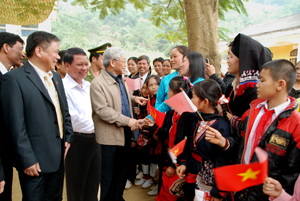 Tổng Bí thư Nguyễn Phú Trọng và các dồng chí lãnh đạo tỉnh với đồng bào xã Toàn Sơn (Đà Bắc), ngày 12/11/2011.